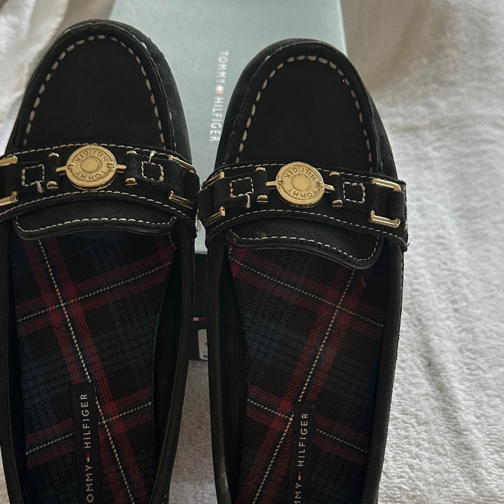 Tommy Hilfiger Women’s Black Nubuck Liafers w Gold Logo, Leather uppers Size 6.5